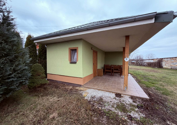 Reality KOMPLEX s.r.o. Vám ponúka na predaj útulný rekreačný domček situovaný v pokojnej lokalite obce Klížska Nemá, v bezprostrednej blízkosti jazera.