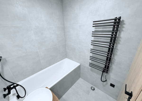 Reality KOMPLEX s.r.o. Vám ponúka kompletne zrekonštruovaný 3-izbový byt v DS