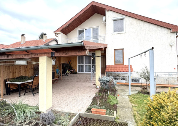 IBA U NÁS !!! Reality KOMPLEX s.r.o., ponúka na PREDAJ 5 izbový zrekonštruovaný rodinný dom s garážou v tichej časti v Nesvadoch !!!