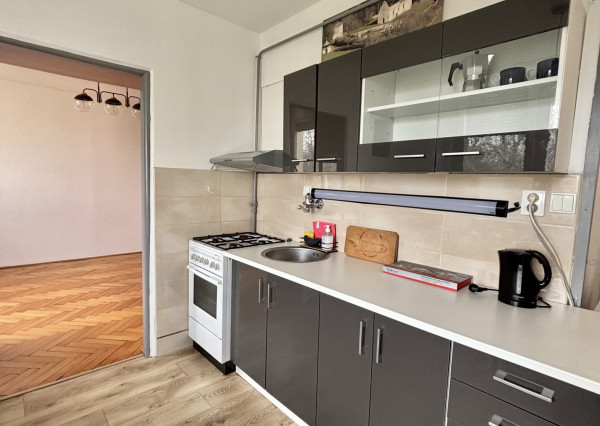 Reality KOMPLEX s.r.o., Vám  ponúka do prenájmua 1 izbový  rekonštruovaný byt v atraktívnej lokalite Mesta Komárno.