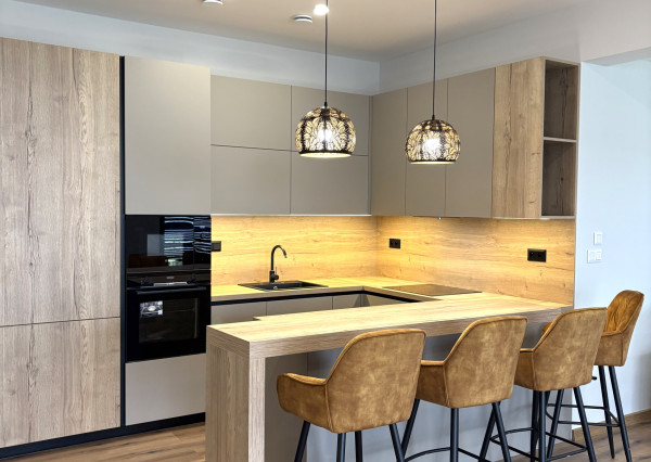 IBA U NÁS !!! Reality Komplex s.r.o. Vám exkluzívne ponúka výnimočný rodinný dom, ktorý spája moderné technológie, čistý dizajn a absolútny komfort bývania v Komárne !!!