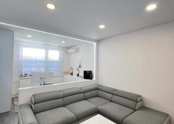 IBA U NÁS!!! Reality KOMPLEX s.r.o., Vám ponúka na PREDAJ krásny 2 izbový byt s balkónom v obľúbenej lokalite Mesta Komárno!