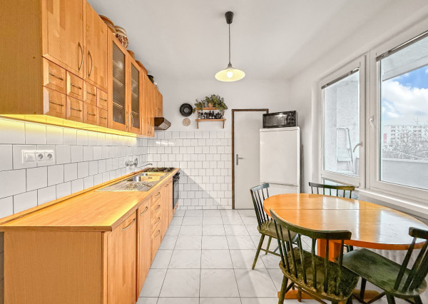 Reality KOMPLEX s.r.o., Vám ponúka na predaj slnečný 3-izbový byt v Šamoríne blízko centra