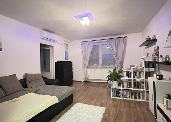 Reality KOMPLEX s.r.o. Vám ponúka na predaj priestranný 3-izbový tehlový byt s balkónom a garážou v obci Moča, v blízkosti Dunaja.