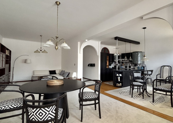 Exkluzívne iba u nás Vám Reality KOMPLEX s.r.o., ponúka na prenájom  nadštandardný, zariadený trojizbový byt s garážou v absolútnom centre mesta Komárno.