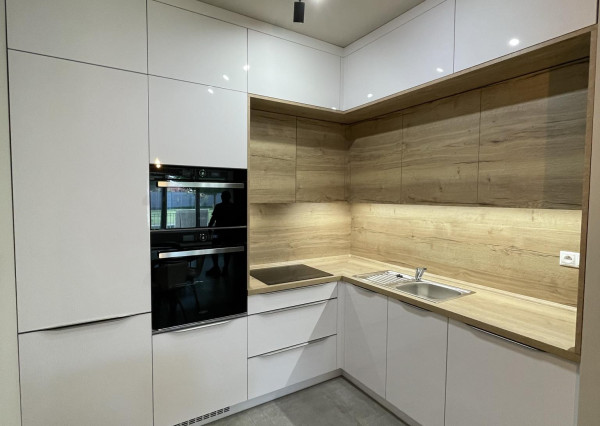 Reality KOMPLEX s.r.o. Vám ponúka luxusný 2-izbový byt s garážou a veľkou terasou NA PRENÁJOM