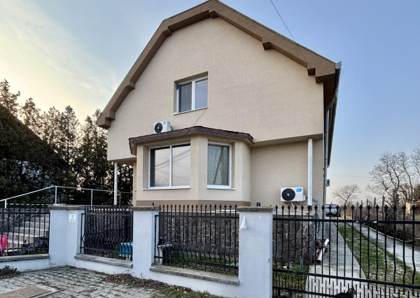 Exkluzívne iba u nás Vám Reality komplex s.r.o., ponúka na predaj priestranný  podkrovný rodinný dom so suterénom a s veľkou garážou, nachádzajúci sa v obci Zelený Háj !