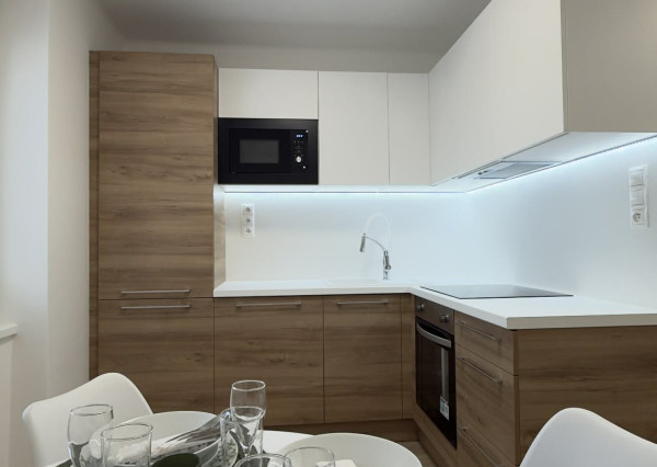 Reality KOMPLEX sro Vám ponúka na prenajom kvalitne zrekonštruovaný, kompletne zariadený 2 izb.byt v meste Komárno. .