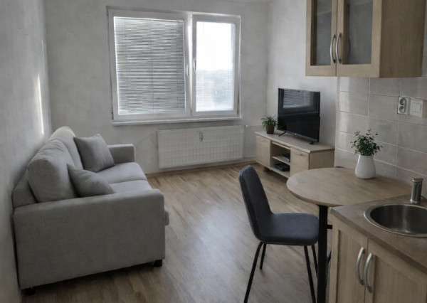 Reality KOMPLEX s.r.o. Vám ponúka na predaj garsónku nachádzajúcu sa vo veľmi príjemnej a vyhľadávanej lokalite mesta Komárno, v blízkosti rieky Dunaj