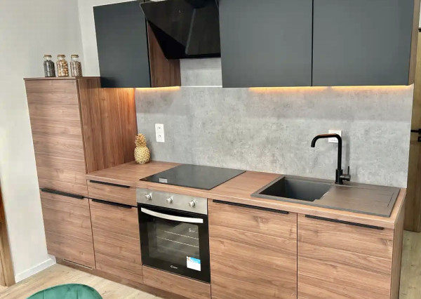 Iba u nás Vám Reality KOMPLEX s.r.o., ponúka na prenájom krásny jednoizbový byt vo vyhľadávanej lokalite ( sedmička ) mesta Komárno.