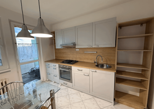 Reality KOMPLEX s.r.o. Vám ponúka NA PREDAJ krásny 3-izbový byt s loggiou v príjemnej lokalite v DS