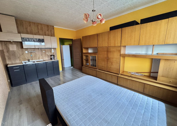 Reality KOMPLEX s.r.o., Vám ponúka garsonku vo VYHĽADÁVANEJ lokalite mesta Nové Zámky  od spoľahlivého majiteľa!!!!