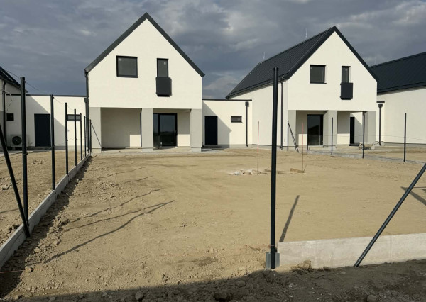 Reality KOMPLEX s.r.o. Vám ponúka na predaj tri moderné radové rodinné domy, nachádzajúce sa vedľa seba v novej, vyhľadávanej mestskej časti Kolárova.