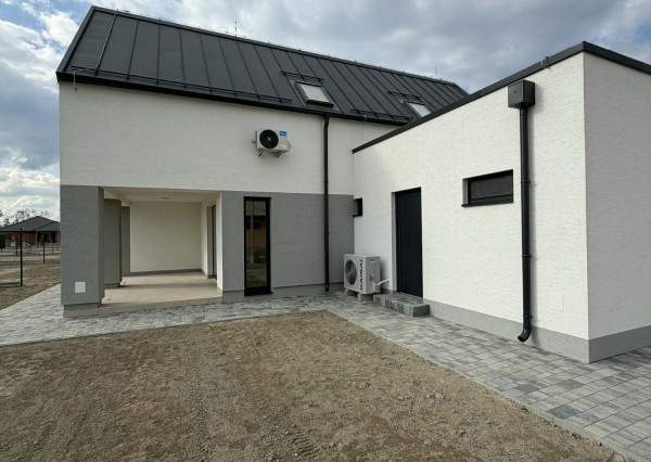 Reality KOMPLEX s.r.o Vám ponúka na predaj predaj novostavbu v Kolárove