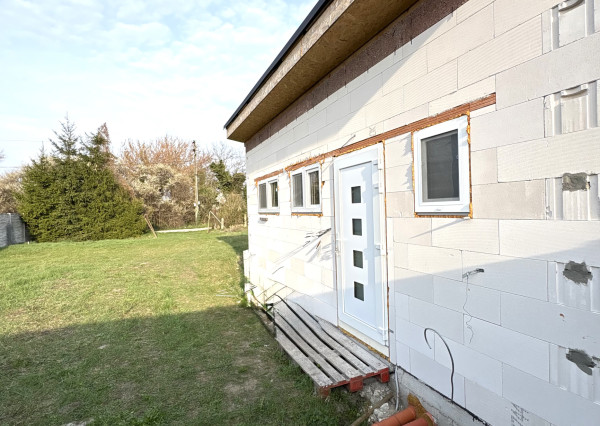 EXKLUZÍVNE IBA U NÁS !!! Reality Komplex s.r.o. vám ponúka na predaj výnimočnú novostavbu víkendového domu v jednej z najlukratívnejších lokalít – len 50 metrov od nádherného Dunaja v Moči.