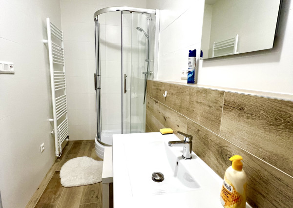 Reality KOMPLEX s.r.o. Vám ponúka na PRENÁJOM pekný 2 izbový byt v Dunajskej Strede