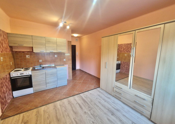 Reality KOMPLEX s.r.o., Vám ponúka na PREDAJ atraktívnu garzónku v mimoriadne vyhľadávanej lokalite Mesta Komárno.