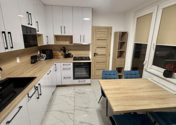 Iba u nás Vám Reality KOMPLEX s.r.o., ponúka na predaj dokonalý 2 izbový byt po kompletnej rekonštrukcií na Meštianskej ulici v meste Komárno !