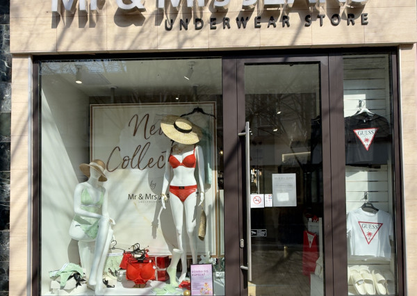 EXKLUZÍVNE NA PREDAJ ZABEHNUTÁ PREVÁDZKA SO ZNAČKOVOU SPODNOU BIELIZŇOU V CENTRE KOMÁRNA