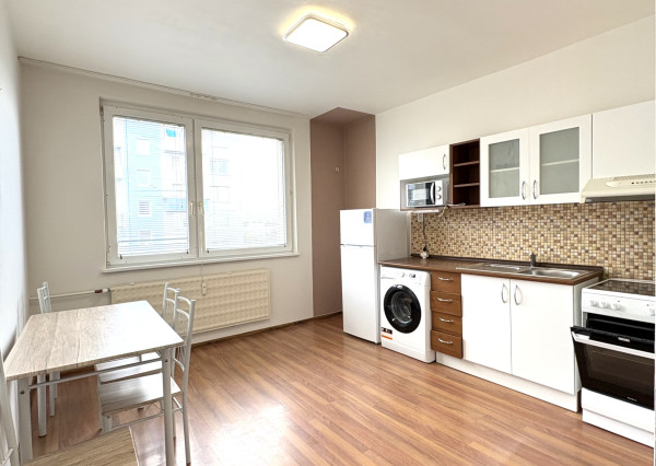 Iba u nás!!! Reality KOMPLEX s.r.o.,Vám ponúka na prenájom moderne zrekonštruovaný, zariadení 1- izbový byt v Komárne, na ul. Eötvösa v tichej časti Komárna