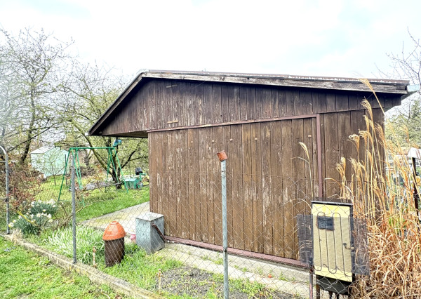 Iba u nás !!! Reality Komplex s.r.o., vám ponúka na predaj víkendový domček neďaleko, 10 kilometrov od Komárna, v blízkosti vodného kanála !!!