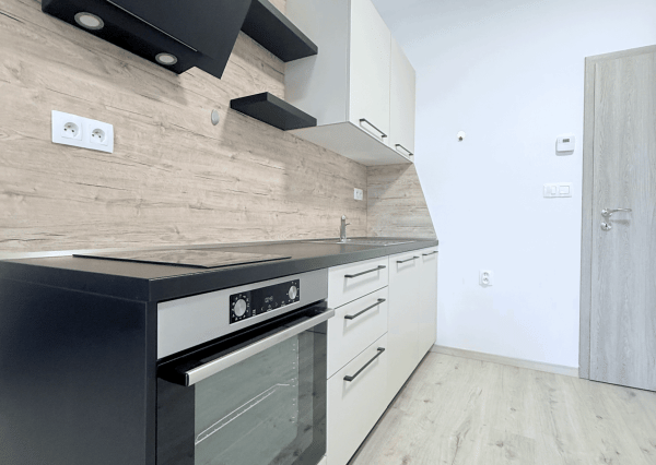 Reality KOMPLEX s.r.o. Vám ponúka NA PRENÁJOM garsónku s vl. parkovacím miestom v DS