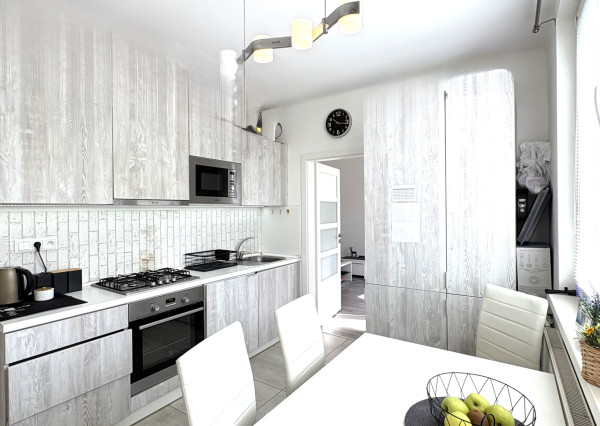 Iba u nás!!! Reality KOMPLEX s.r.o.,Vám ponúka na prenájom moderne zrekonštruovaný, zariadení 1-izbový byt v tichej časti Komárna !!!