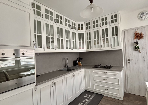 Exkluzívne iba u nás Vám Reality KOMPLEX s.r.o., ponúka na prenájom  zariadený, veľkoplošný dvojizbový  byt v atraktívnej lokalite mesta Komárno.