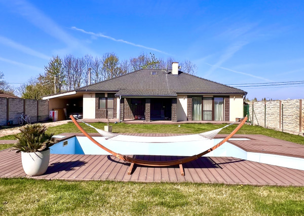 Reality KOMPLEX s.r.o. ponúka na PREDAJ EXKLUZÍVNY 4-IZBOVÝ RODINNÝ DOM S BAZÉNOM V GABČÍKOVE