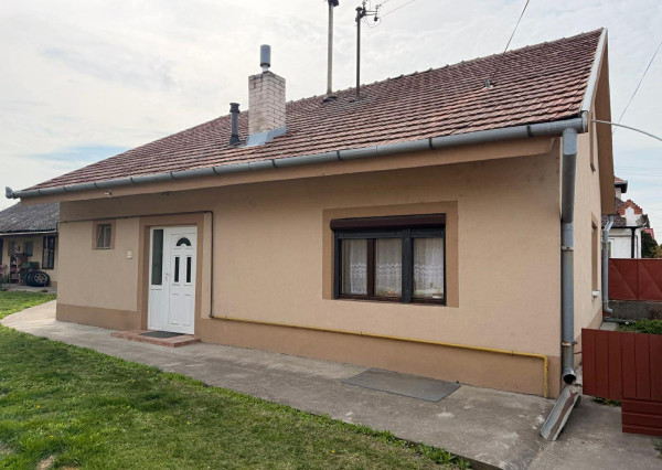 Reality KOMPLEX s.r.o Vám ponúka EXKLUZÍVNE ponúka na predaj rodinný dom v obci Zemianska Olča