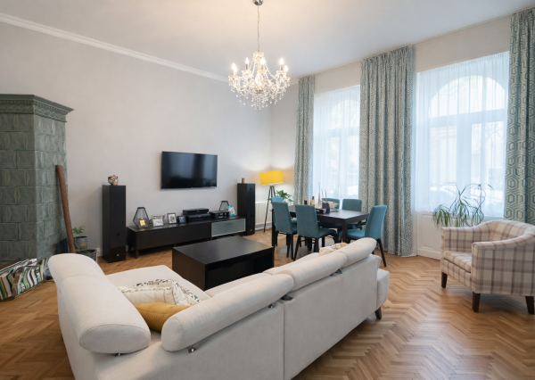 Reality KOMPLEX s.r.o. Vám ponúka na predaj jedinečný 3-izbový meštiansky byt, ktorý sa nachádza priamo v historickom centre mesta Komárno na ulici Pohraničná.