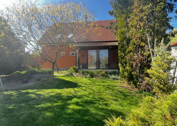 Reality KOMPLEX s.r.o. Vám  ponúka na predaj rodinný dom po kompletnej rekonštrukcii v pokojnej obci Čalovec