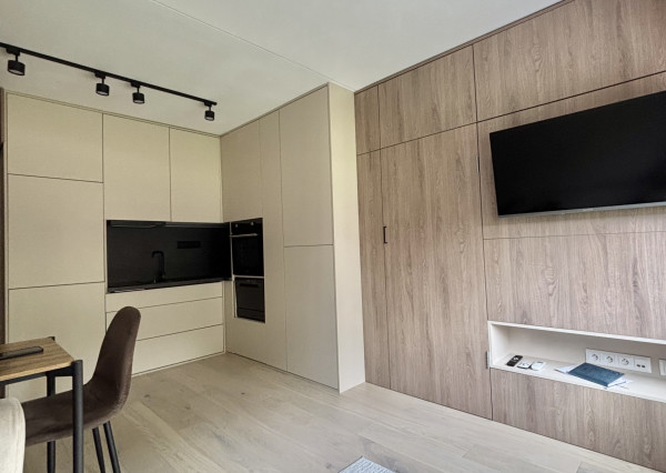 Iba u nás Vám Reality KOMPLEX s.r.o., ponúka na prenájom štýlový  jednoizbový byt neďaleko od centra  mesta Komárno.