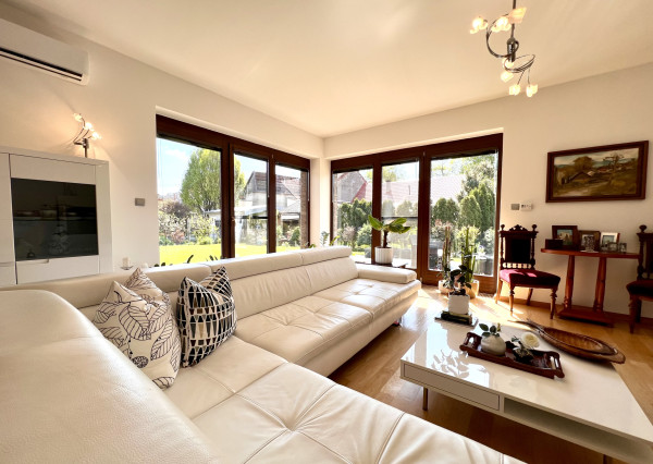 Reality KOMPLEX s.r.o. ponúka na PREDAJ NADŠTANDARDNÝ 4-IZBOVÝ RODINNÝ DOM s DVOJGARÁŽOU A KRYTOU TERASOU v KOMÁRNE