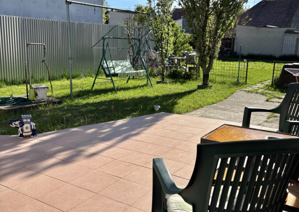 Reality KOMPLEX s.r.o.,Vám  ponúka čiastočne rekonštruovaný 2 izbový rodinný dom  v obľubenej lokalite  Mesta Komárno !