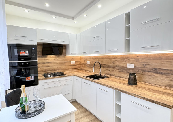 IBA U NÁS !!! Reality KOMPLEX s.r.o. Vám ponúka na PREDAJ tento nádherný, kompletne zrekonštruovaný  dvojizbový tehlový byt s balkónom vo vyhľadávanej lokalite v Komárne !!!