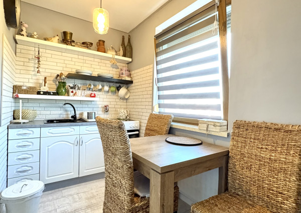 IBA U NÁS !!! Reality KOMPLEX s.r.o. Vám ponúka na PREDAJ tento nádherný, kompletne zrekonštruovaný dvojizbový byt vo vynikajúcej lokalite mesta Komárno !!!