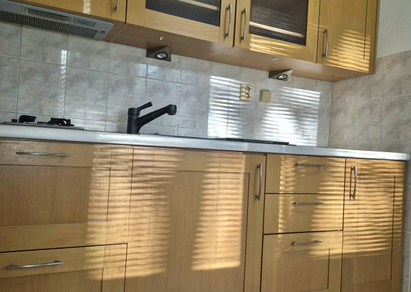 Reality KOMPLEX s.r.o., Vám ponúka na PREDAJ príjemný 1 izbový byt v obľúbenej lokalite Mesta Komárno.