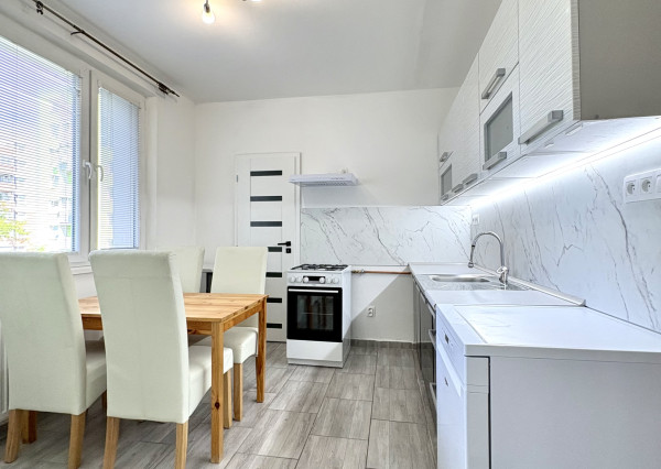 IBA U NÁS !!! Reality KOMPLEX s.r.o., Vám ponúka kompletne zrekonštruovaný 4-izbový byt s loggiou na prenájom v dobrej lokalite v Komárne !!!