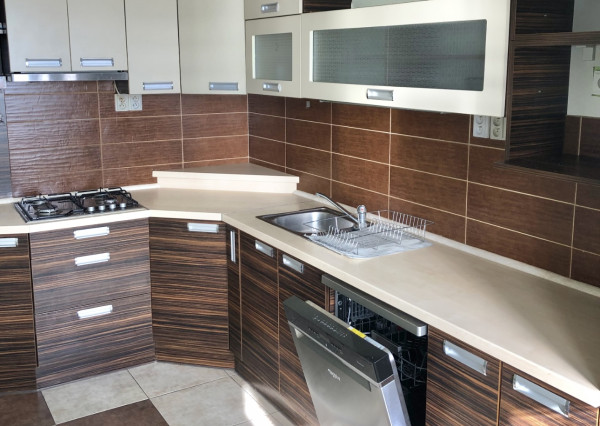 Reality KOMPLEX s.r.o., Vám ponúka na predaj veľkoplošný 3 izbový byt po kompletnej rekonštrukcií na Vodnej  ulici v meste Komárno !