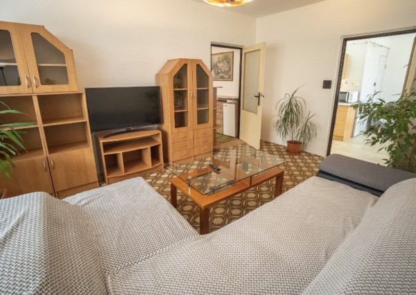 Pozor zľava !!! Reality KOMPLEX s.r.o. Vám ponúka na PREDAJ priestranný, 3 izbový byt na najlepšej adrese v meste Hurbanovo !!!