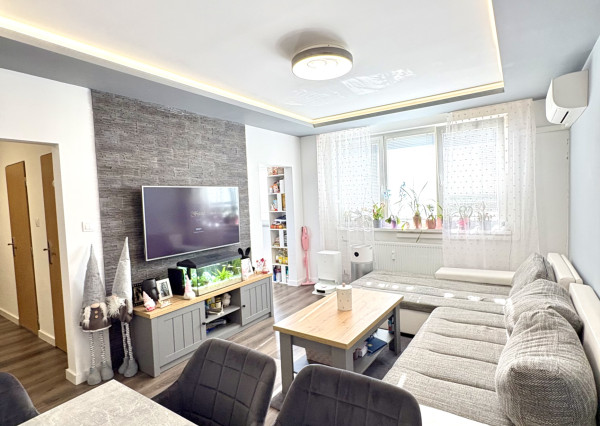 IBA U NÁS !!! Reality KOMPLEX s.r.o. Vám ponúka na PREDAJ tento nádherný, kompletne zrekonštruovaný dvojizbový byt s balkónom vo vynikajúcej lokalite mesta Komárno !!!