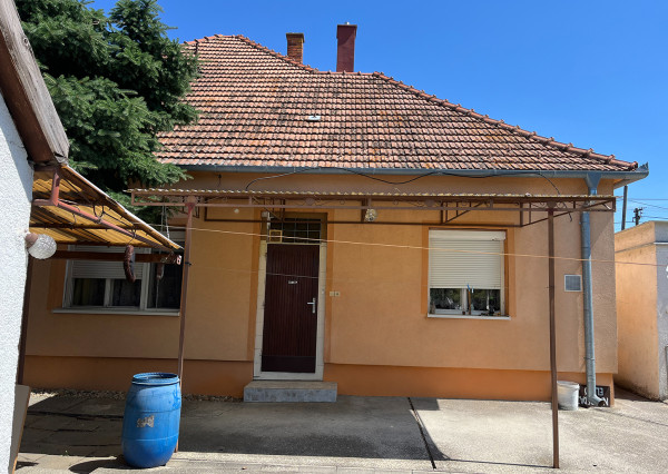 Reality KOMPLEX s.r.o. ponúkame Vám a predaj 4-izbový rodinný dom v obci Okoč