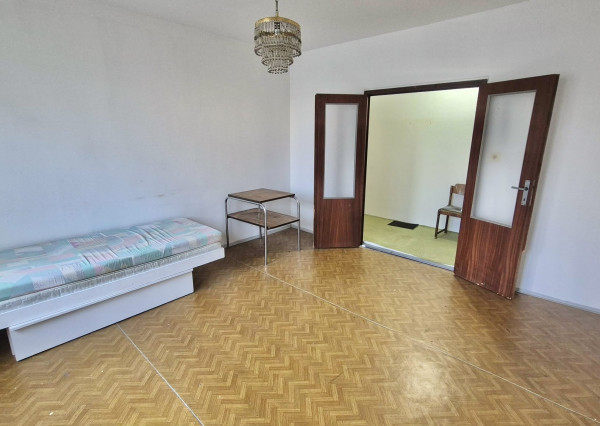Reality KOMPLEX s.r.o., Vám ponúka na PREDAJ priestranný 1  izbový  byt s lodžiou a pivnicou v meste  Komárno !!!