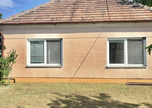 Reality komplex s.r.o., Vám ponúka na predaj 3 izbový rodinný dom v obci Vék  za atraktívnu cenu !