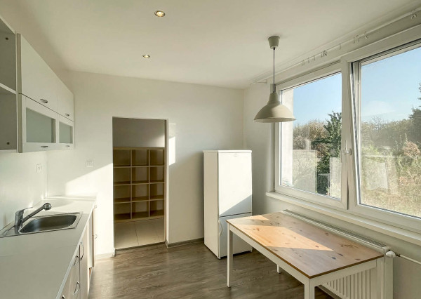 Reality KOMPLEX s.r.o. Vám ponúka na PREDAJ moderne zrekonštruovaný 3-izbový byt s balkónom blízko centra Komárna