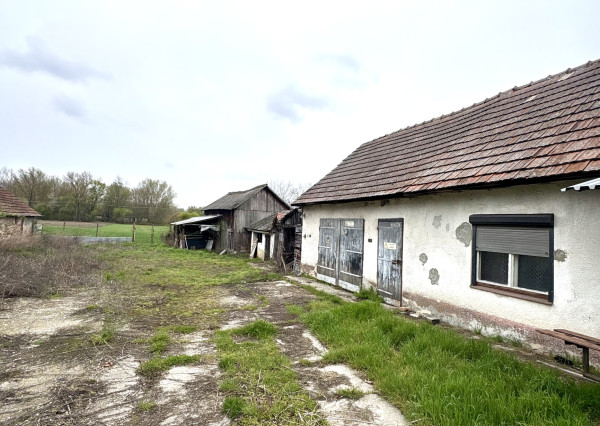 Reality KOMPLEX s.r.o. ponúka EXKLUZÍVNE na predaj rodinný dom v tichej a obľúbenej lokalite s veľkým pozemkom v Komárne – mestskej časti Kava !!!