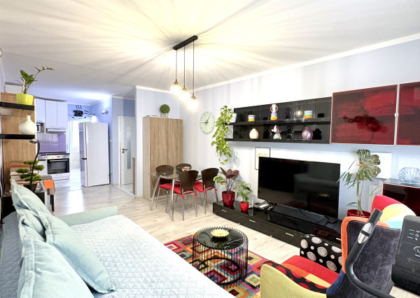 Reality KOMPLEX s.r.o. Vám ponúka na predaj štýlový a moderne zrekonštruovaný 2-izbový byt vo vyhľadávanej lokalite VII. sídliska v Komárne !!!