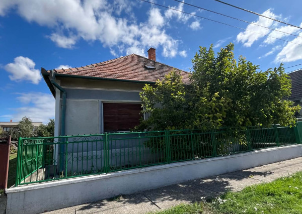 Reality KOMPLEX s.r.o. Vám ponúka na predaj 4-izbový rodinný dom v obci Trhová Hradská