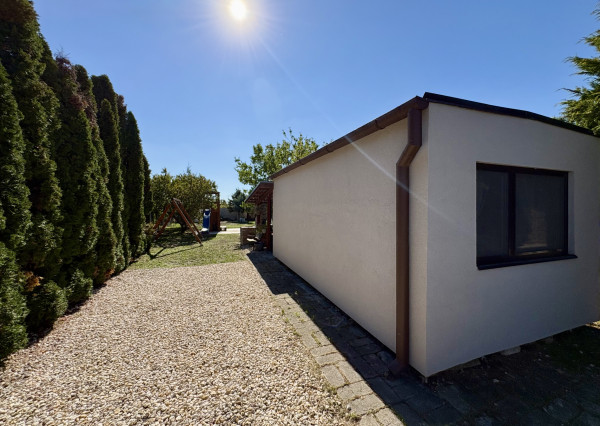 IBA U NÁS !!! Reality KOMPLEX s.r.o. Vám ponúka na PREDAJ víkendový domček s rozlohou 411 m²,neďaleko Váhu a cyklotrasy v Komárne-miesto, kde si oddýchne telo aj duša !!!
